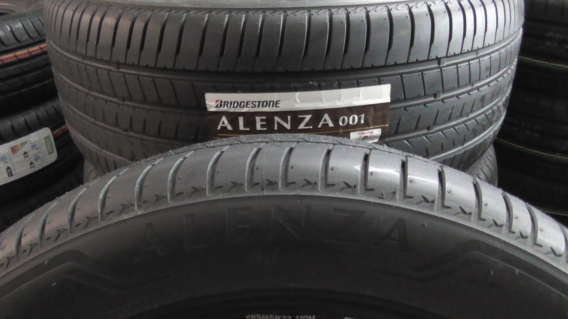 Bridgestone alenza 001 225 60 r18. Шины Bridgestone Alenza 001. Bridgestone 255/50r21 109y XL Alenza 001 * TL. Автошина 275/40 r21 Bridgestone Alenza_001 107y XL. Bridgestone 265/45r21 104w Alenza 001 TL.